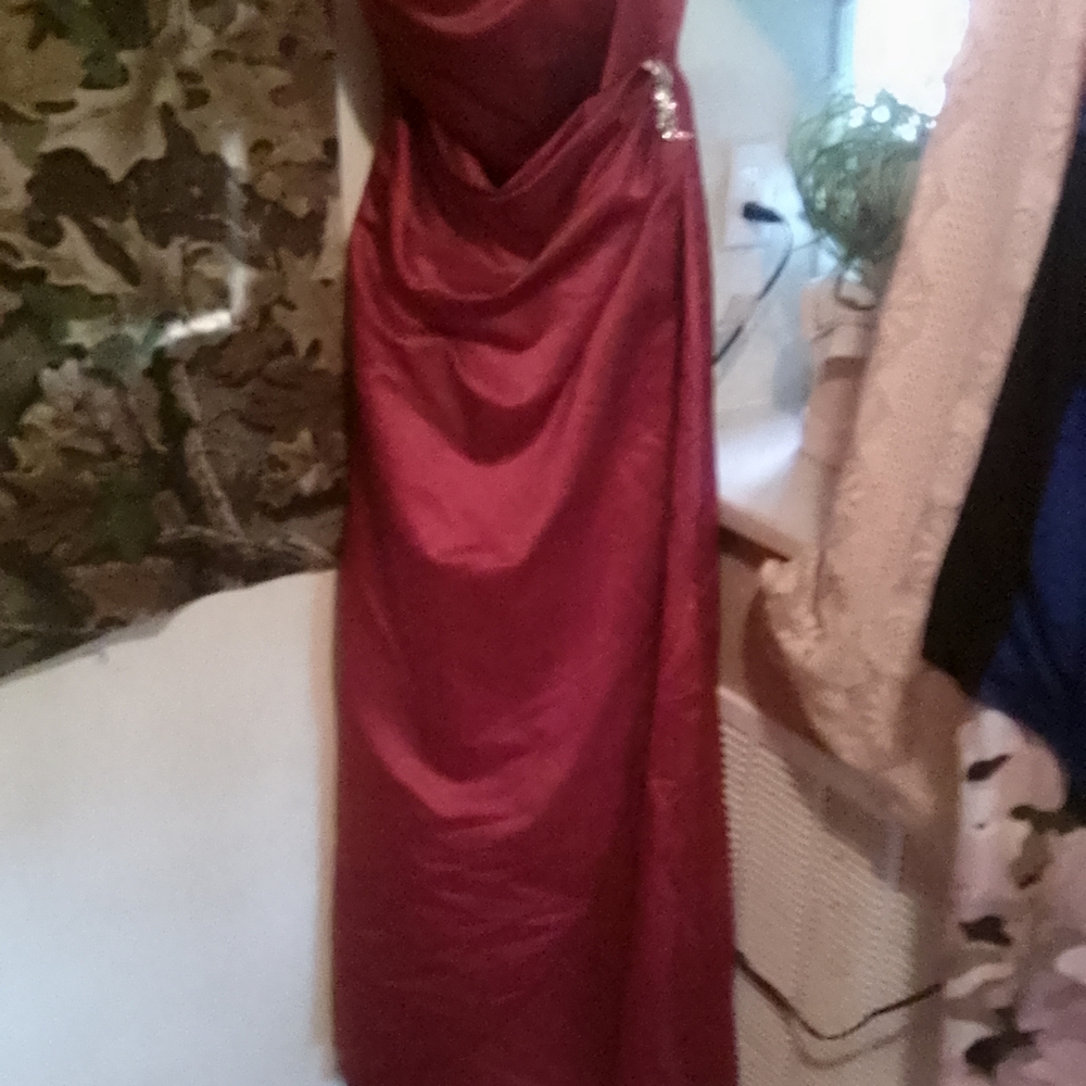David's Bridal Red Sleeveless Sweetheart Gown for Prom